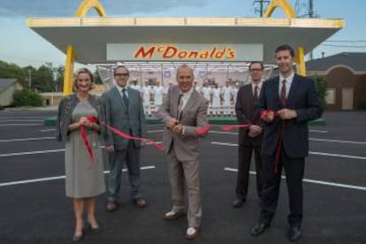 Michael Keaton (en el centro) es Ray Kroc en la película 'El fundador', de John Lee Hancock. La frase promocional del filme es: "Robó una idea y el mundo se la comió"