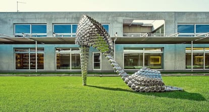 Un zapato gigante de la artista Joana Vasconcelos elaborado con ollas inoxidables preside el jard&iacute;n interior de la factor&iacute;a de zapatos de Louis Vuitton en Fiesso D&#039;Artico (Venecia).