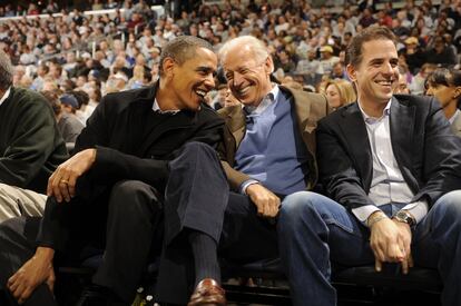 Hunter Biden (a la dcha.), durante un partido de baloncesto entre los Georgetown Hoyas y los Duke Blue Devils junto a su padre Joe (centrado) y el entonces presidente de EE UU, Barack Obama (izda.) en Washington DC, en enero 2010.