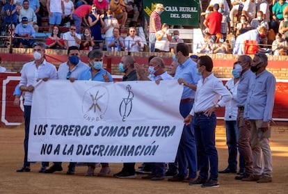 Manifestación de toreros en la plaza de toros de Huelva.
