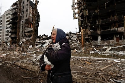 Una mujer sujeta a su gato mientras pasa junto a unos vehículos destruidos por los bombardeos rusos en Borodyanka, al oeste de Kiev y no muy lejos de Bucha, el suburbio de la capital ucrania que se ha convertido en símbolo de la atrocidad y la barbarie perpetradas por las tropas rusas en su repliegue de Kiev. El presidente de Ucrania, Volodímir Zelenski, en su discurso del martes, aseguró que el número de civiles muertos podría ser mayor en otras ciudades que su Ejército recuperó recientemente de las fuerzas rusas. Y citó expresamente a Borodyanka. La fiscal general de Ucrania, Iryna Venediktova, también indicó en la televisión de su país que "la peor situación con las víctimas civiles está en Borodyanka".