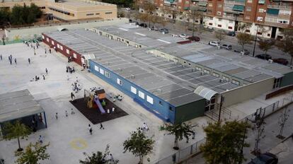 Vista de los barracones del Colegio n&uacute;mero 103 de Valencia. A su lado, otro centro p&uacute;blico convencional, el Tom&aacute;s de Monta&ntilde;ana.