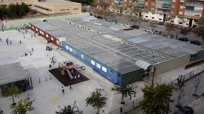Vista de los barracones del Colegio número 103 de Valencia. A su lado, otro centro público convencional, el Tomás de Montañana.