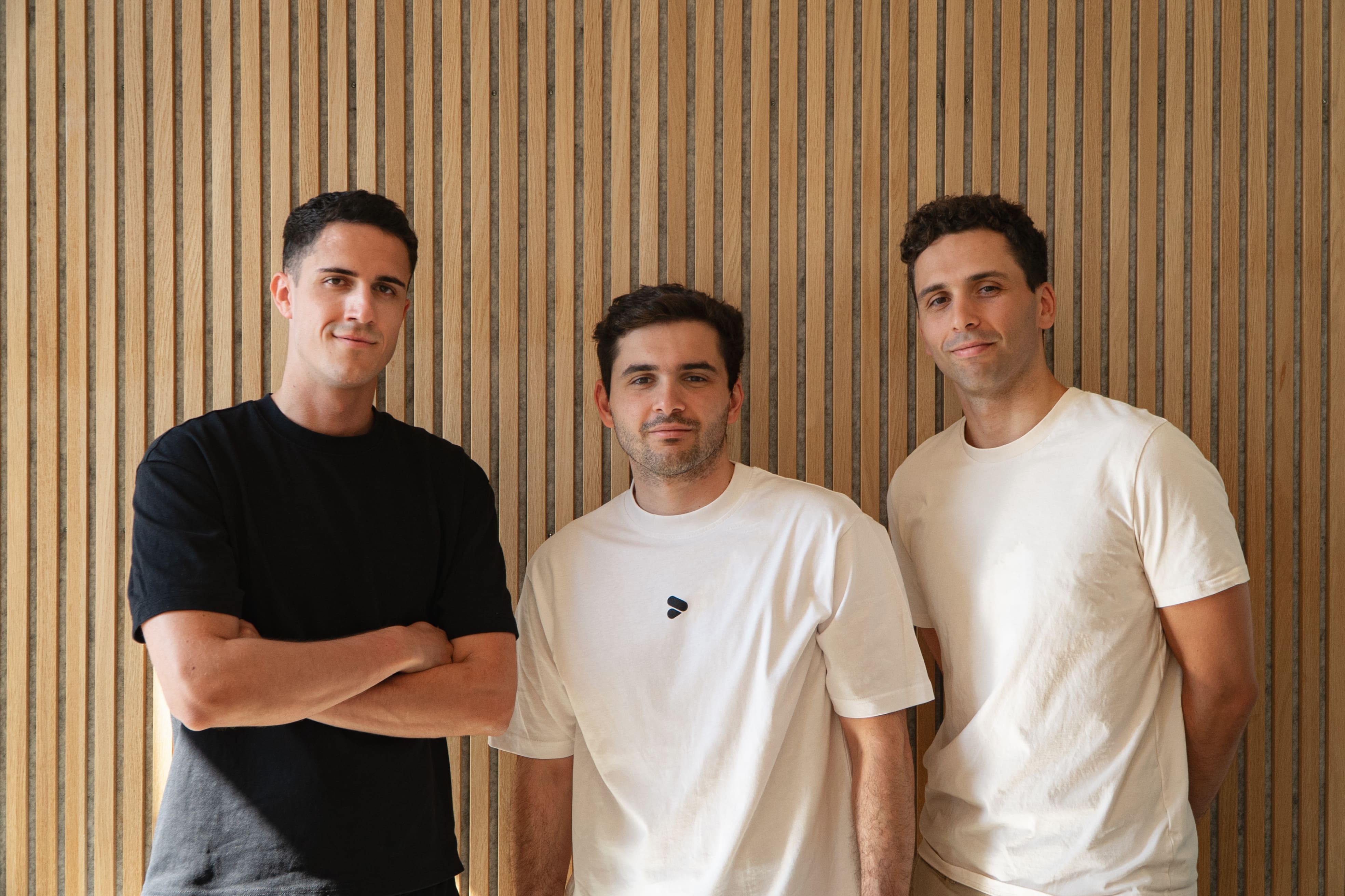 De izquierda a derecha, los fundadores de Vidext: Beñat Arrizabalaga, Jon Enríquez y Andoni Enríquez.