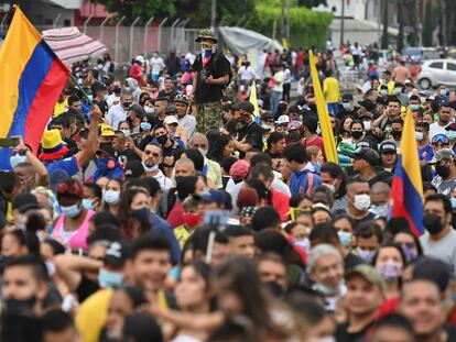 Manifestantes participan en la inauguración de un monumento a la resistencia de las protestas contra el Gobierno de Iván Duque, el Cali, el pasado junio.