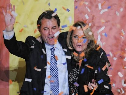 Artur Mas, junto a su mujer, celebra la victoria electoral de CiU, con 62 diputados, en las elecciones catalanas.