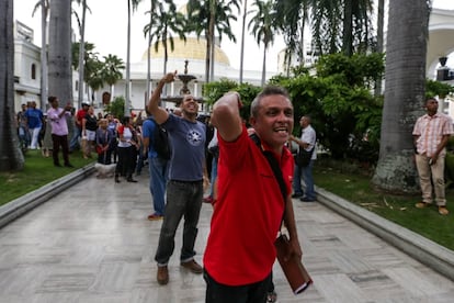 Cientos de personas ingresan a la fuerza al Palacio Legislativo para impedir una sesión especial en la que se discutiría un juicio político contra el presidente Nicolás Maduro. Varias personas resultaron heridas.