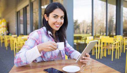 Chica con un iPad de Apple