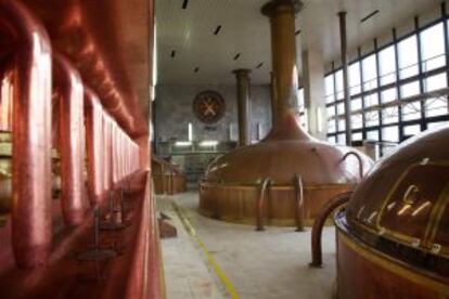 Fábrica de cerveza Pivovary Staropramen, en el barrio industrial de Smichov, en Praga.