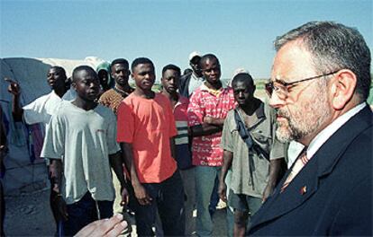 Salvador Oviols, en primer plano, con un grupo de inmigrantes instalados en Alcarrás.