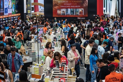 Asistentes a la Feria Internacional del Libro de Guadalajara, en diciembre de 2022.