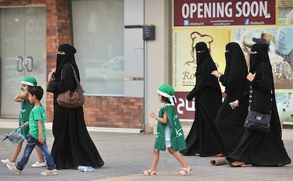 Un grupo de mujeres saudíes con varios niños pasean por las calles de Riad en 2013, en Arabia Saudí.