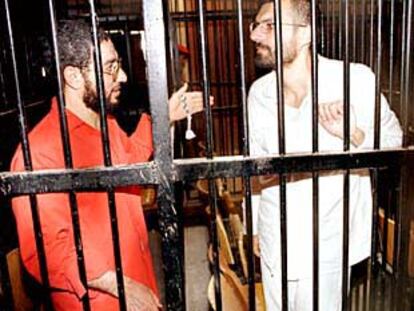 Ahmed Ibrahim al Naggar, a la izquierda, en una prisión egipcia antes de ser ejecutado.