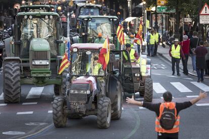 Una fila de tractores recorre las calles de la ciudad de Valencia.