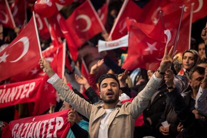 Seguidores del AKP este sábado en el mitin de Ankara.