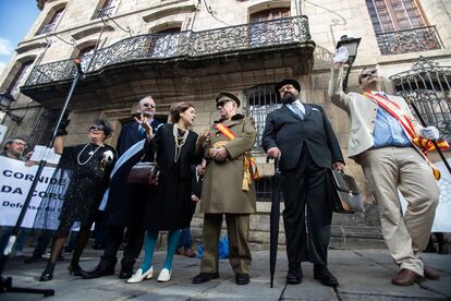 Los actores que participaron en la marcha teatralizada, ayer ante la casa Cornide.