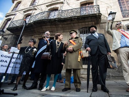 Actores caracterizados como Franco y su esposa; a su derecha como los alcaldes Alfonso Molina y Sergio Peñamaría de Llano, y a su izquierda, con abrigo oscuro, como Pedro Barrié en un acto reivindicativo ante la casa Cornide.