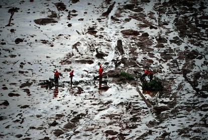 Bombeiros buscam neste sábado, 26, vítimas soterradas na lama em Brumadinho.