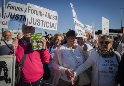 Un centenar de afectados por la presunta estafa de Fórum Filatélico concentrados ante la Audiencia Nacional al inicio del juicio en septiembre de 2017.