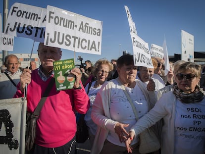 Un centenar de afectados por la presunta estafa de Fórum Filatélico concentrados ante la Audiencia Nacional al inicio del juicio en septiembre de 2017.