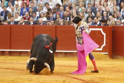 Un toro de Juan Pedro Domecq claudica ante el capote de José María Manzanares, el 20 de abril, en la Maestranza.