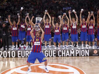 Roger Grimau levanta el trofeo de la Euroliga, con el Bar&ccedil;a, en 2010.