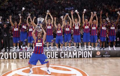 Roger Grimau levanta el trofeo de la Euroliga, con el Bar&ccedil;a, en 2010.