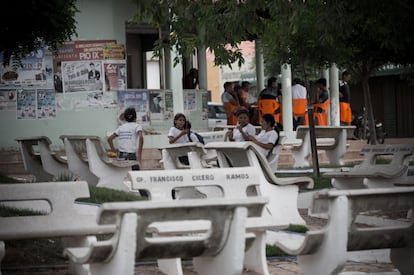 Alumnos en la plaza del centro de Alagoinha de Piauí se reúnen antes de empezar las clases.