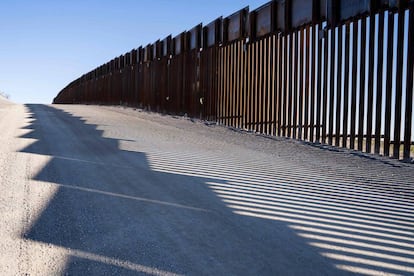 Imagem do muro entre os EUA e o México.