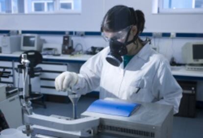 Investigadora en el laboratorio de uno de los centros tecnológicos de IK4.