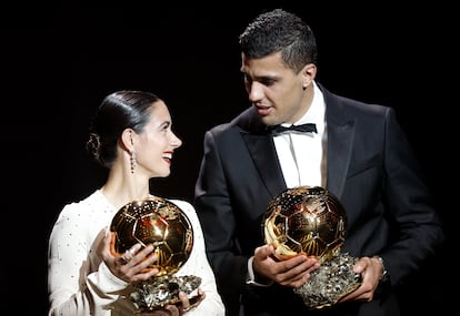 Aitana Bonmatí y Rodri, con sus Balones de Oro el lunes en la gala en París.