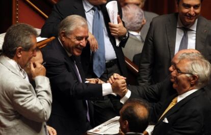 El senador Marcello Dell'Utri celebra la votación.