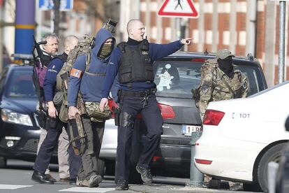 Miembros de las fuerzas de seguridad participan en una operación policial en Bruselas.