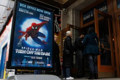 Colas ante la taquilla del teatro Foxwoods, cerca de un cartel del musical <i>Spiderman: Apaga la oscuridad</i>.