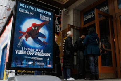 Colas ante la taquilla del teatro Foxwoods, cerca de un cartel del musical <i>Spiderman: Apaga la oscuridad</i>.