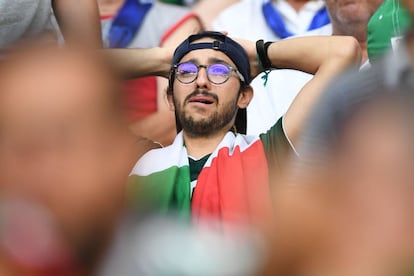 Un aficionado mexicano se echa las manos a la cabeza tras la derrota ante Brasil.