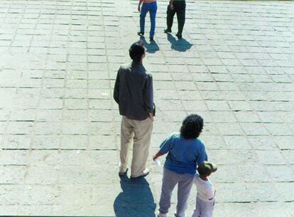 'Looking up'. Plaza Santo Domingo, México, D.F., México, 2001. Video duración: 4 minutos y documenta- ción para una acción (cortesía del artista).