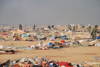 Antidisturbios marroquíes tras desmantelar el campamento saharaui de Agdaym Izik.