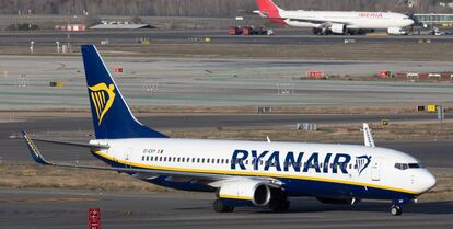 Un avión de Ryanair en el aeropuerto de Madrid-Barajas.