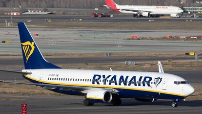 Un avión de Ryanair en el aeropuerto de Madrid-Barajas.