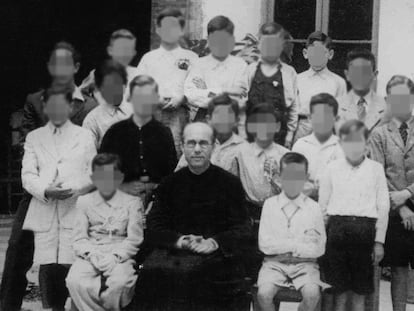 El padre Mondéjar, junto con unos alumnos en 1947, en Málaga.