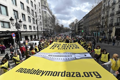 Una protesta contra la 'ley mordaza' celebrada el 13 de febrero en Madrid, convocada por Amnistìa Internacional.