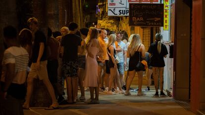 Varios jóvenes en un local frente a la playa del Arenal, en Palma de Mallorca, el 26 de junio.