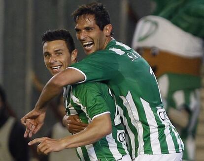 Roque Santa Cruz celebra un gol junto a Ruben Castro.