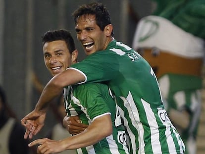 Roque Santa Cruz celebra un gol junto a Ruben Castro.