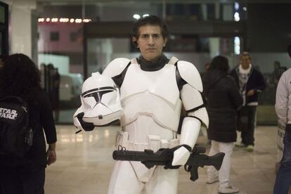 Aficionados de Star Wars abarrotan las salas de cine mexicanas en el estreno de la película.