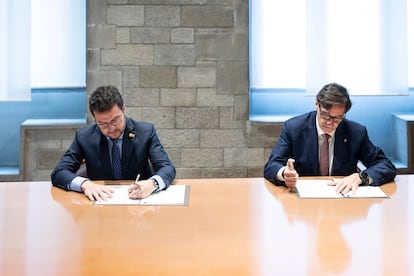 Aragonès e Illa firman el acuerdo sobre los presupuestos catalanes en el Palau de la Generalitat.