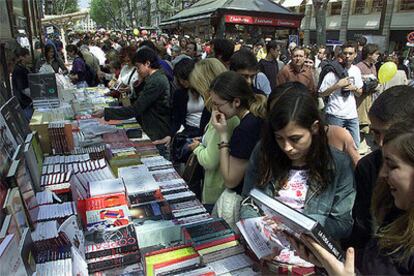 Lectores en busca de libros durante la celebración del día de Sant Jordi del pasado mes de abril en las Ramblas de Barcelona.