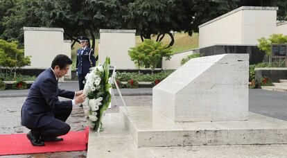 Abe visita el Cementerio Memorial del Pacífico, en Hawái.