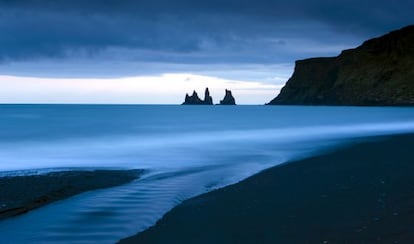 Rocas con forma de trols petrificados custodian la playa de Vik (Islandia).